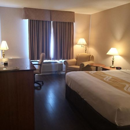 Quality Inn & Suites Hawkesbury Bagian luar foto