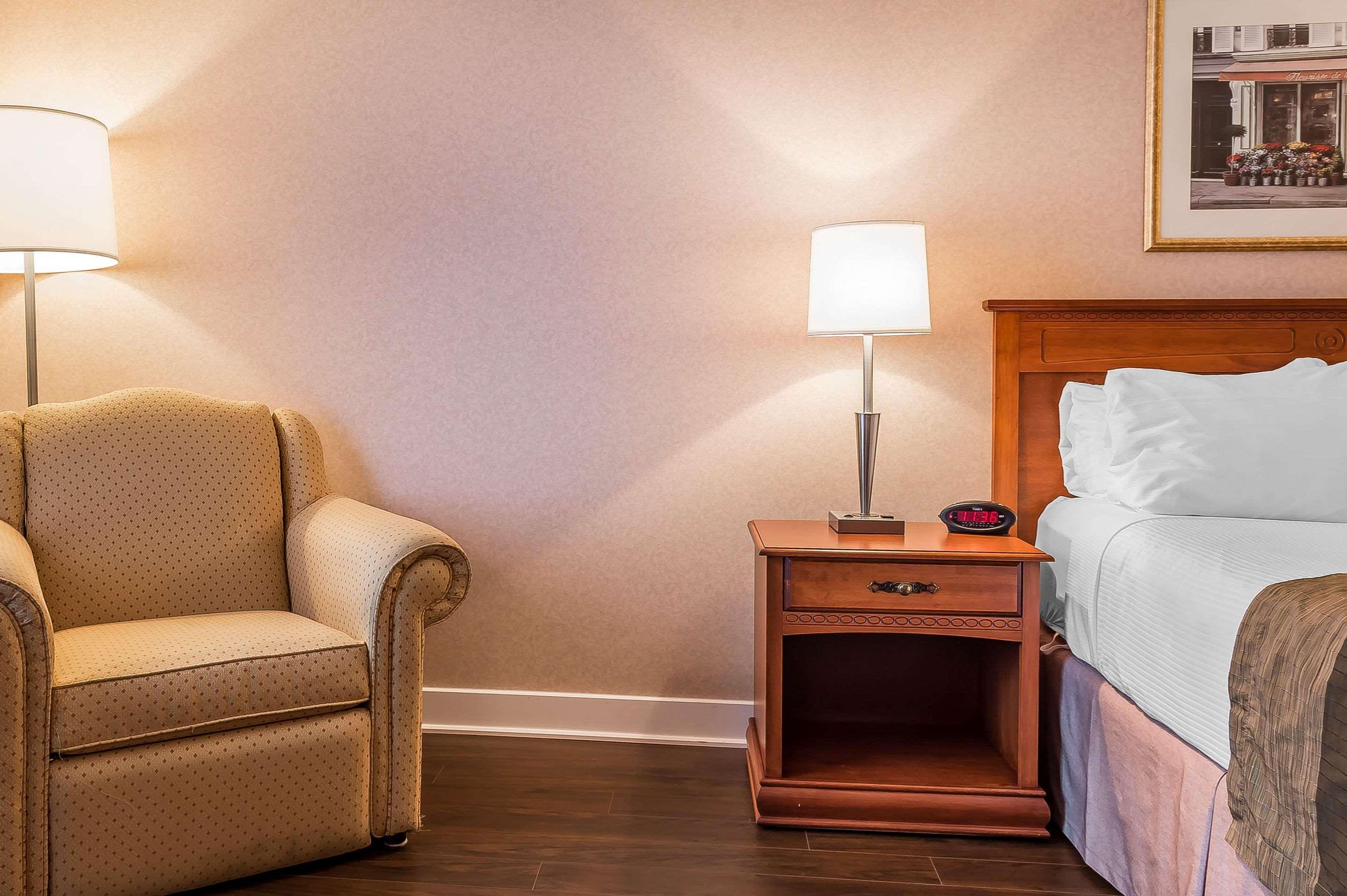 Quality Inn & Suites Hawkesbury Bagian luar foto