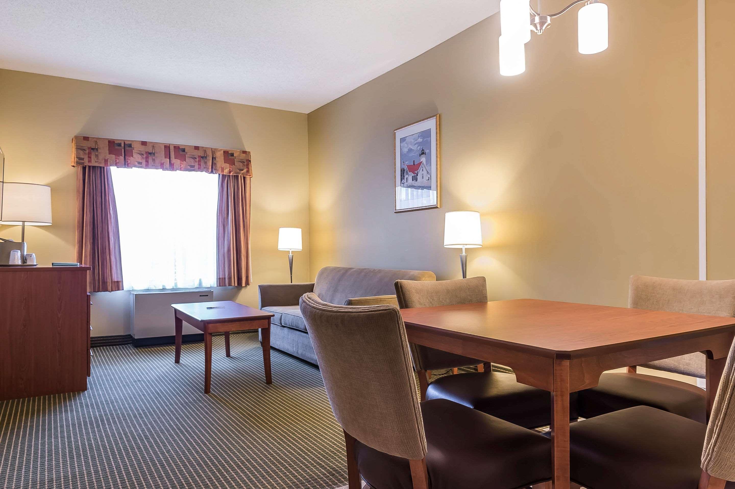 Quality Inn & Suites Hawkesbury Bagian luar foto