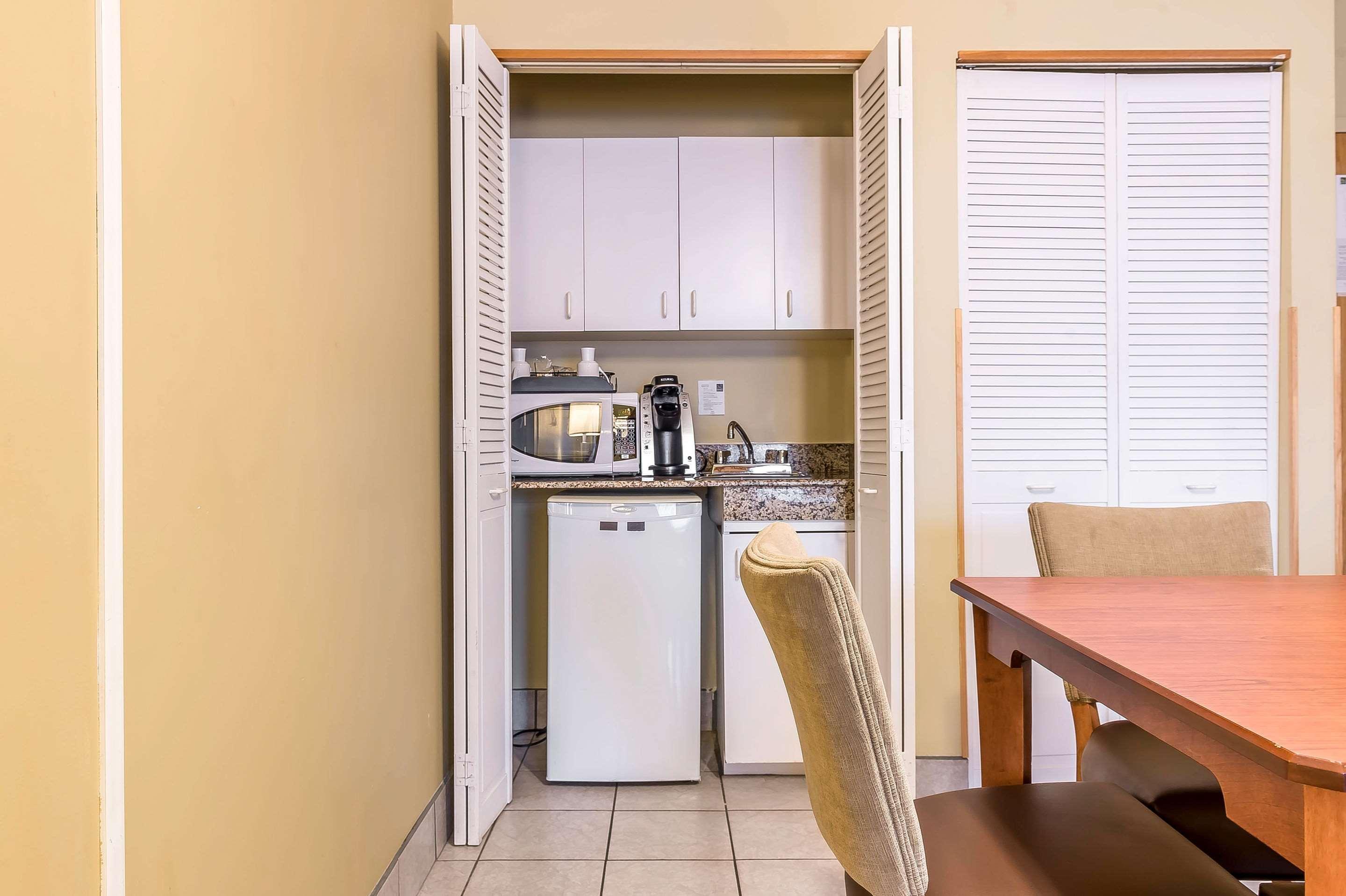 Quality Inn & Suites Hawkesbury Bagian luar foto