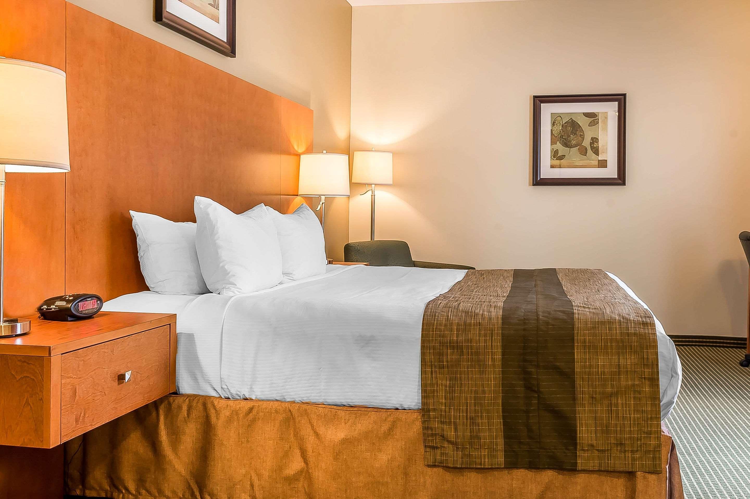 Quality Inn & Suites Hawkesbury Bagian luar foto