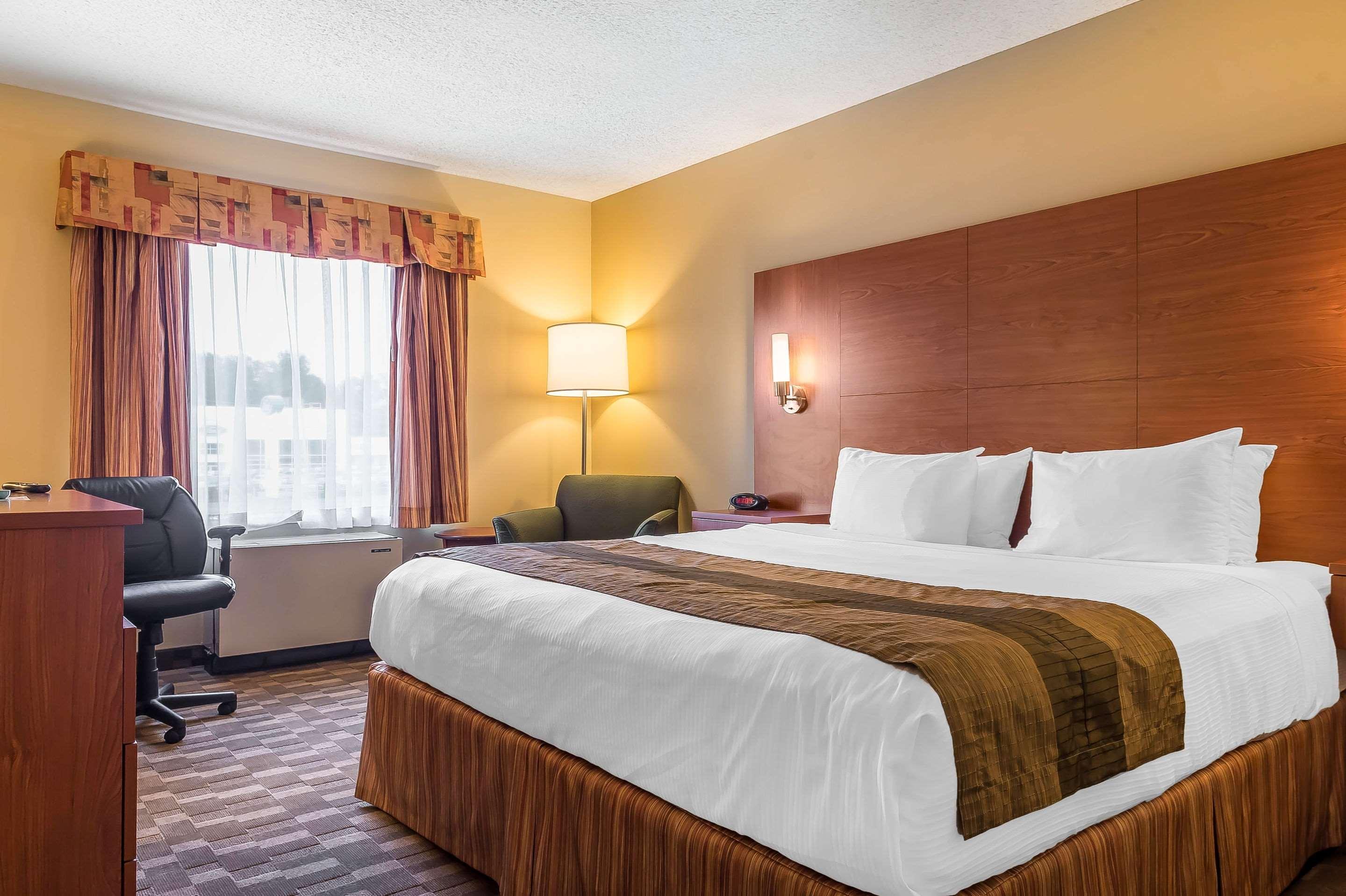 Quality Inn & Suites Hawkesbury Bagian luar foto