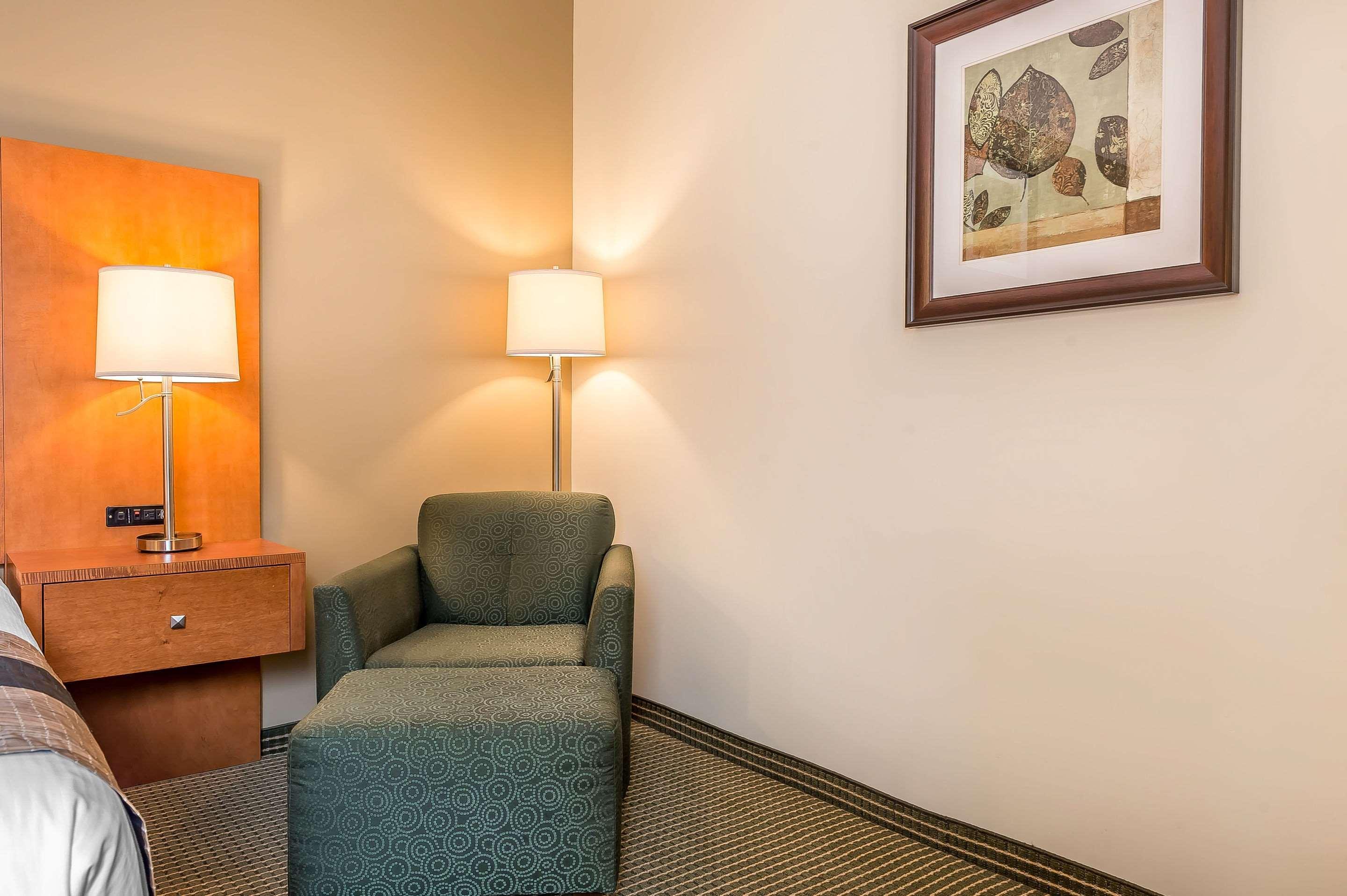 Quality Inn & Suites Hawkesbury Bagian luar foto