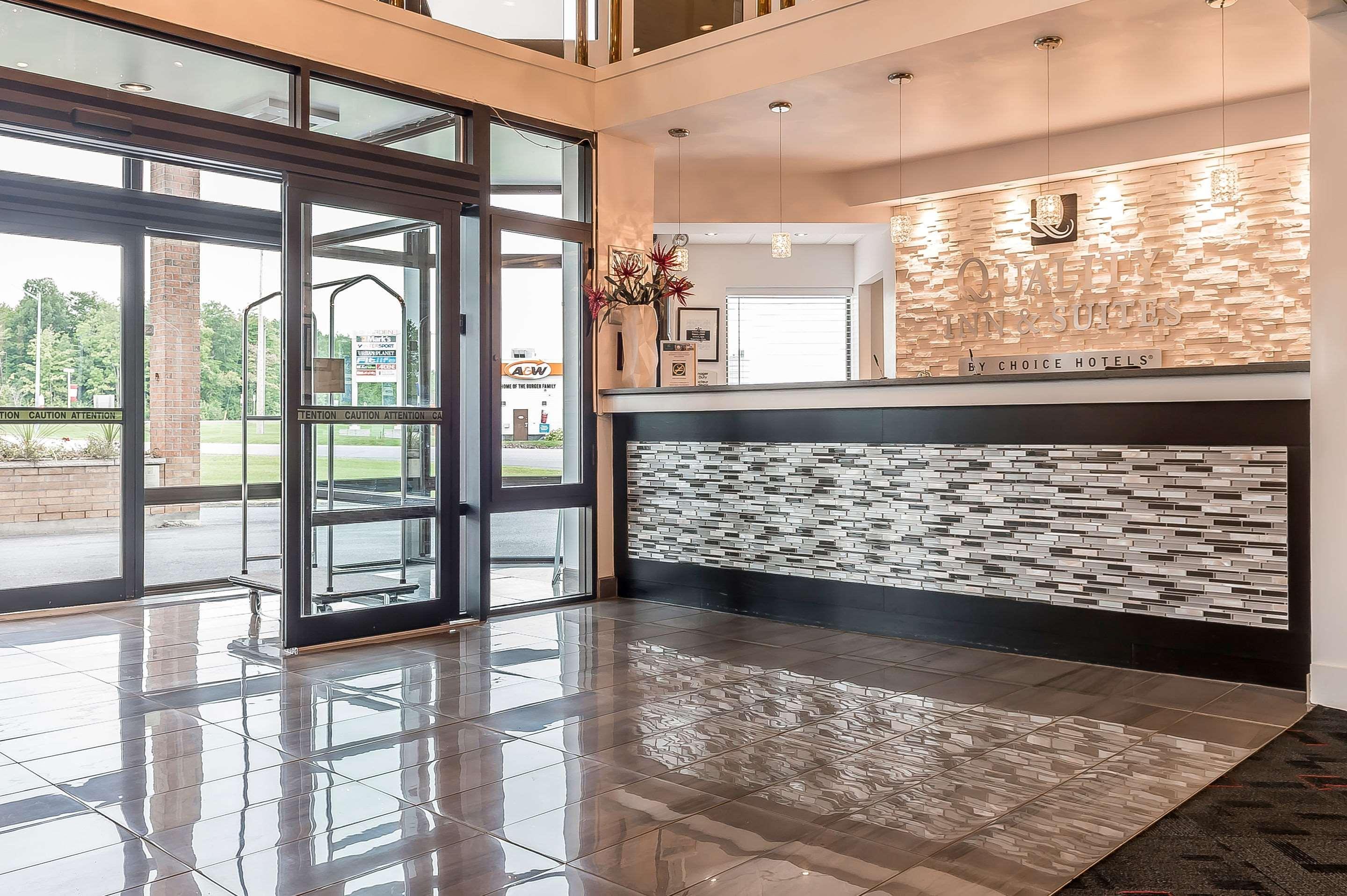Quality Inn & Suites Hawkesbury Bagian luar foto