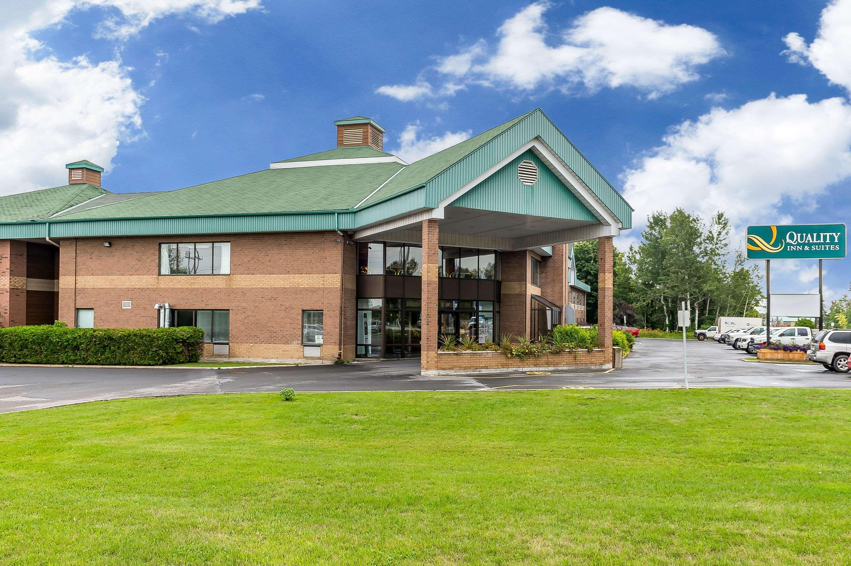 Quality Inn & Suites Hawkesbury Bagian luar foto