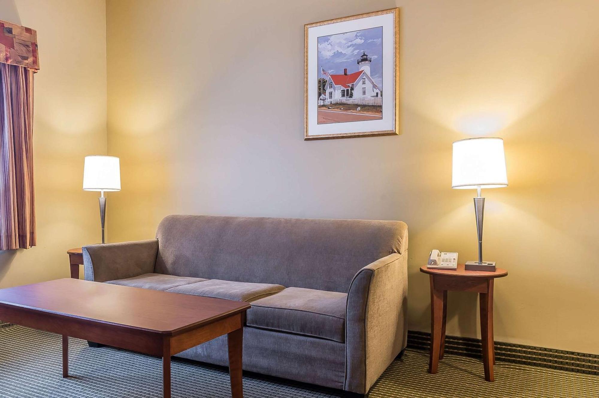 Quality Inn & Suites Hawkesbury Bagian luar foto