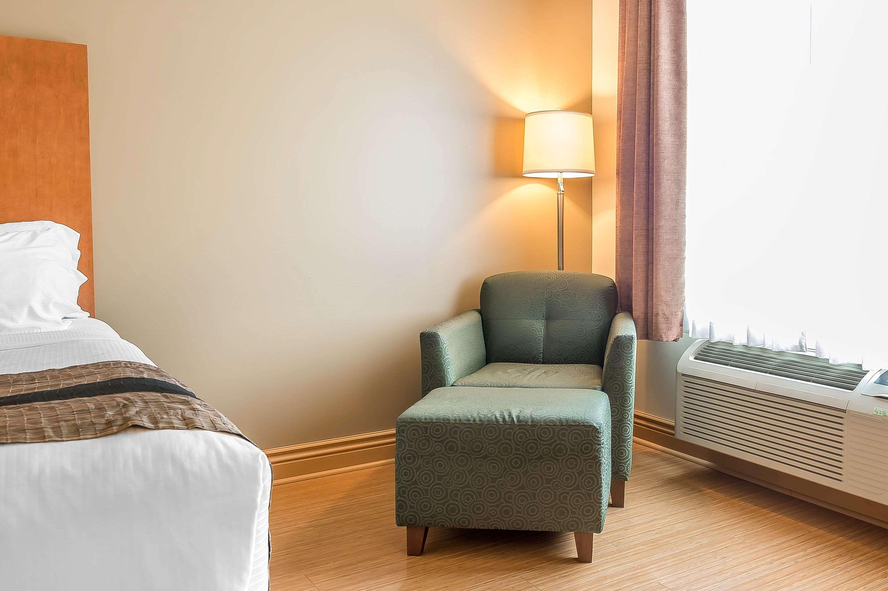 Quality Inn & Suites Hawkesbury Bagian luar foto