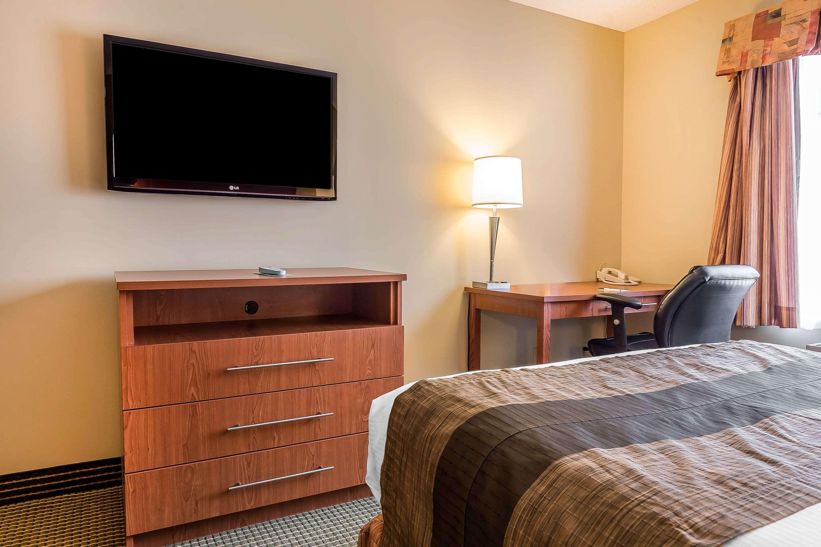 Quality Inn & Suites Hawkesbury Bagian luar foto
