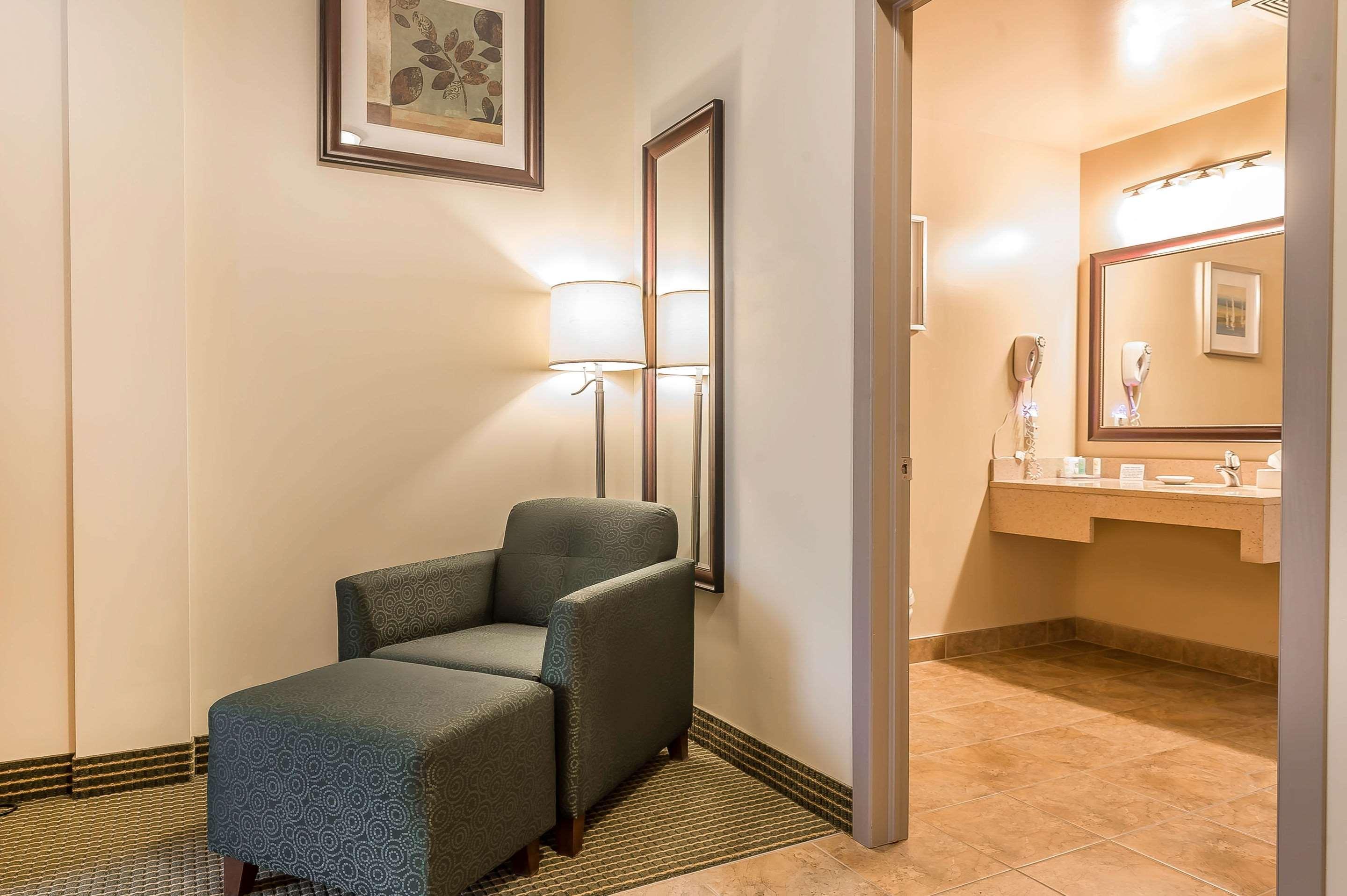 Quality Inn & Suites Hawkesbury Bagian luar foto