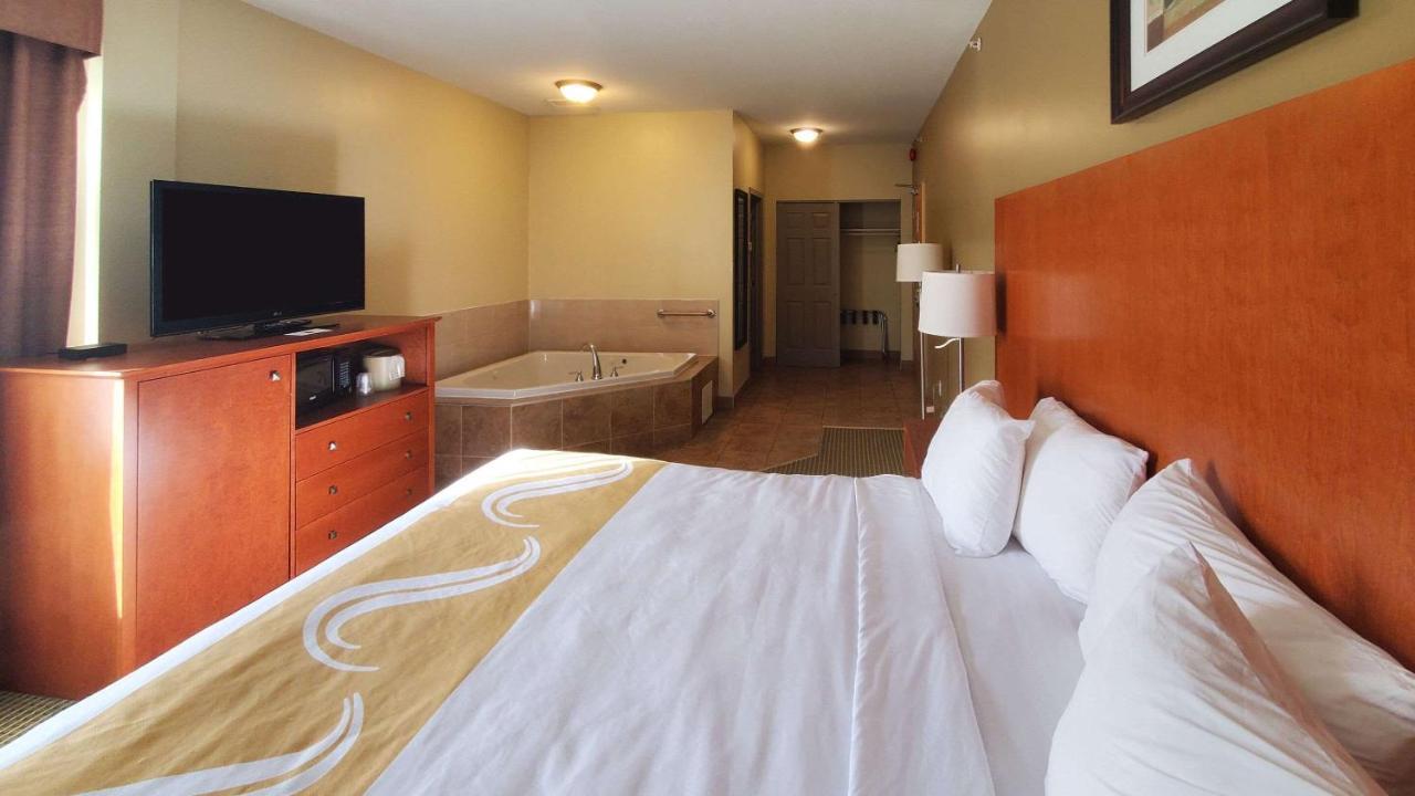 Quality Inn & Suites Hawkesbury Bagian luar foto