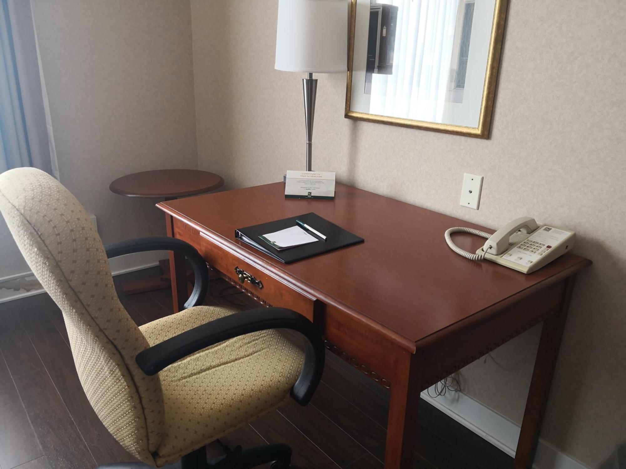 Quality Inn & Suites Hawkesbury Bagian luar foto