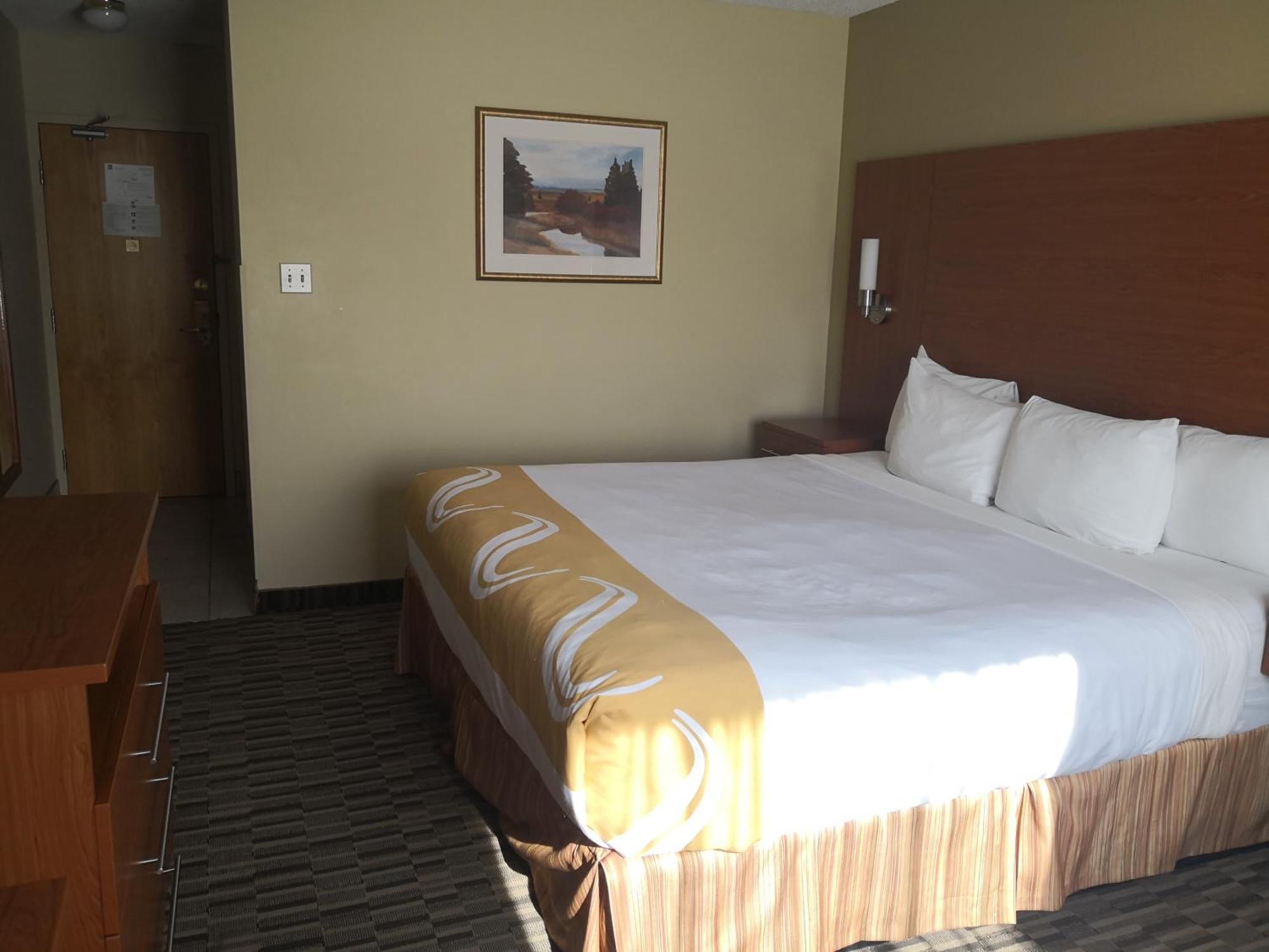 Quality Inn & Suites Hawkesbury Bagian luar foto